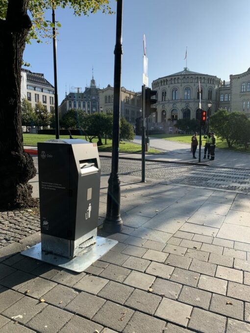 Bilde av WasteMate smartavfallsbeholder foran Stortinget i Oslo