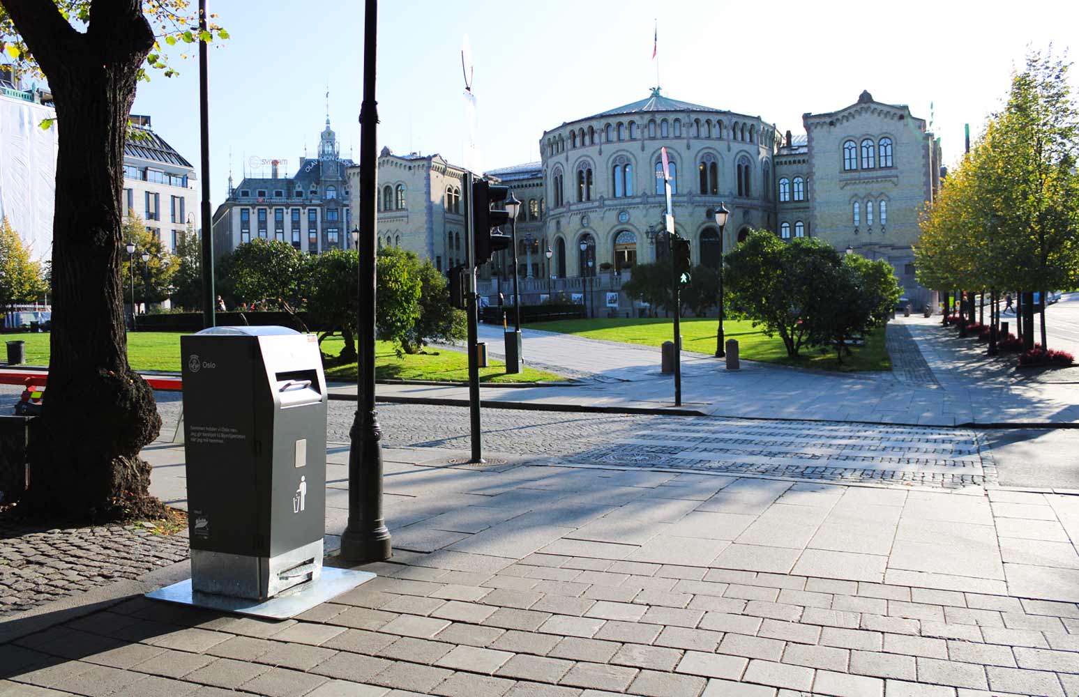 Wastemate komprimerende Smartbeholder utenfor Stortinget Oslo